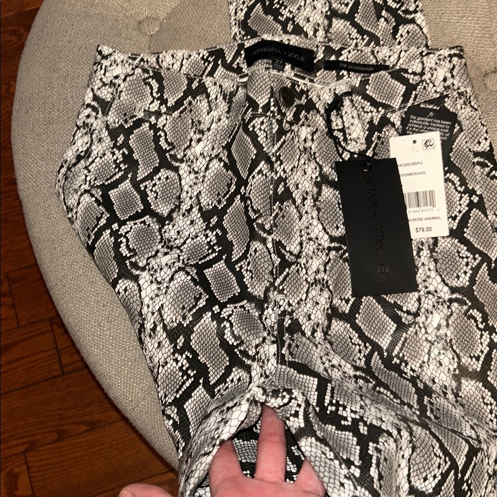 Kendall & Kylie Snake Print Skinny Pants - Black and White - Picture 4 of 7